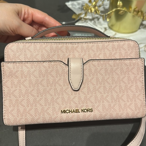A brand new Michael kors handbag,in pink . It is so stylish and spacious - Picture 5 of 6